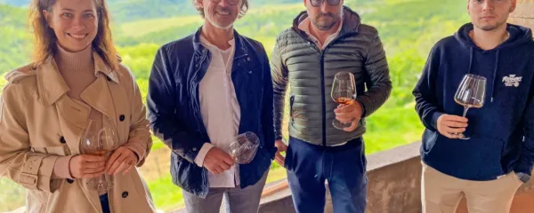 Someljeja Maria Ogl in Joel Gomez Martin, med njima pa z leve 
Valter Kramar in vinar z Gažona Uroš Rojac.
