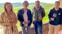 Someljeja Maria Ogl in Joel Gomez Martin, med njima pa z leve 
Valter Kramar in vinar z Gažona Uroš Rojac.