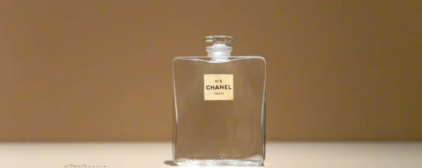 Izčiščena, preprosta  oblika stekleničke Chanela    N°5 je  sporočala, 
da je minil  čas cvetja, ornamentov in olepšav.