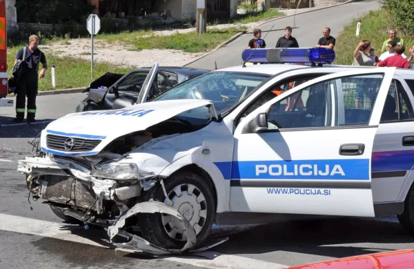 Na javnem zbiranju ponudb bo ministrstvo skušalo prodati tudi 49 
nevoznih vozil policije, ki so se med uporabo pokvarila ali pa so v 
akciji skupila take poškodbe, da se jih ne splača popravljati.