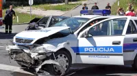 Na javnem zbiranju ponudb bo ministrstvo skušalo prodati tudi 49 
nevoznih vozil policije, ki so se med uporabo pokvarila ali pa so v 
akciji skupila take poškodbe, da se jih ne splača popravljati.