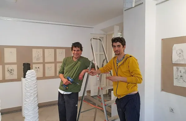 Brata Zelenko med postavljanjem razstave v Insuli