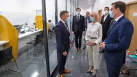 Nove prostore koprske upravne enote je lani poleti pravosodni 
ministrici Lilijani Kozlovič in ministru za javno upravo Boštjanu 
Koritniku (desno) kot vršilec dolžnosti načelnika razkazal prav 
Dejan Dodič (levo).