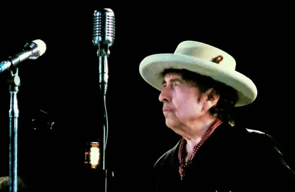  Bob Dylan je štirikrat nastopil v Ljubljani, nazadnje 25. junija 2015 
- tako je poziral ob izteku koncerta na dan državnosti v dvorani 
Stožice. 