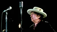  Bob Dylan je štirikrat nastopil v Ljubljani, nazadnje 25. junija 2015 
- tako je poziral ob izteku koncerta na dan državnosti v dvorani 
Stožice. 