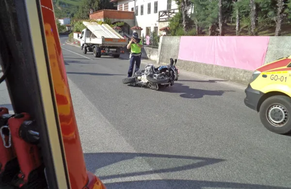 V Kojskem je pod kolesi manjšega tovornjaka v petek popoldne 
življenje izgubil 58-letni motorist iz Orleka pri Sežani.