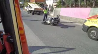 V Kojskem je pod kolesi manjšega tovornjaka v petek popoldne 
življenje izgubil 58-letni motorist iz Orleka pri Sežani.