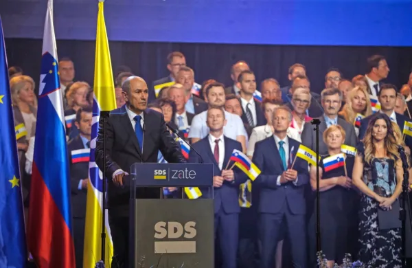 V resoluciji Za obrambo ustavnih temeljev slovenske države, ki jo 
je predstavila SDS, opozicija vidi grožnjo z državljansko vojno. 