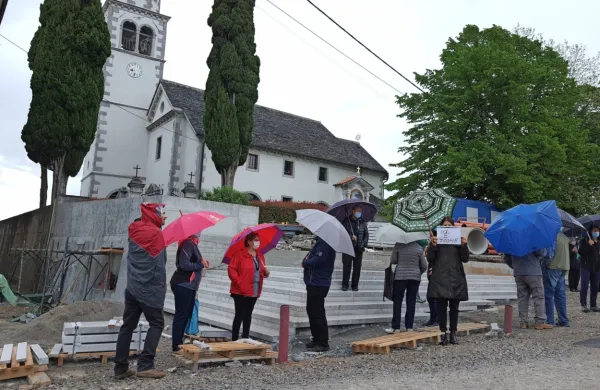 Kljub dežju se je včeraj na gradbišču pred cerkvijo zbal ducat 
krajanov, ki se ne strinjajo z nekaterimi posegi.  