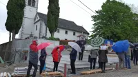 Kljub dežju se je včeraj na gradbišču pred cerkvijo zbal ducat 
krajanov, ki se ne strinjajo z nekaterimi posegi.  
