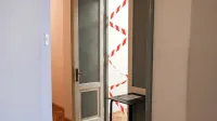 Skozi glavna vhodna vrata v razstavni prostor obiskovalec ne 
more, osebje mu omogoči vhod skozi stranska.  