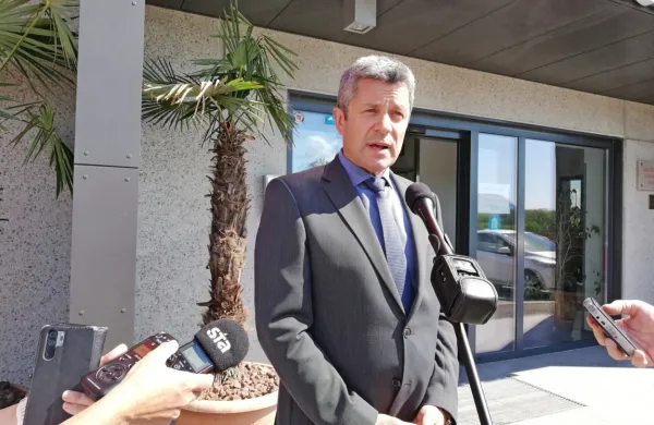 “Upam, da je zdaj resnično konec okostnjakov iz omare,” je ob 
sprejemu rebalansa zaradi izgubljene tožbe danes dejal župan Igor 
Marentič. 