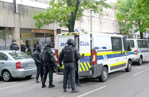 Tudi na Rejčevi ulici v Okrepčevalnici Minutka so včeraj dopoldne 
aretirali moškega in ga odpeljali na zaslišanje na policijsko 
postajo.  