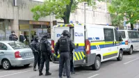 Tudi na Rejčevi ulici v Okrepčevalnici Minutka so včeraj dopoldne 
aretirali moškega in ga odpeljali na zaslišanje na policijsko 
postajo.  