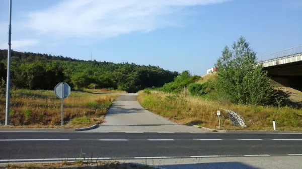Občina želi z uvedbo nadomestila za nepozidana stavbna zemljišča pospešiti gradnjo. Na fotografiji 
so     parcele za družinske hiše nasproti Admirala. 