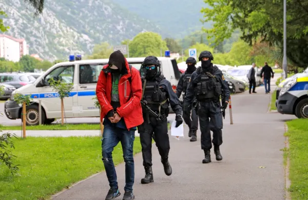 Pet osumljencev so danes  s kazensko ovadbo privedli na novogoriško okrožno sodišče, kjer jih bodo zaslišali.