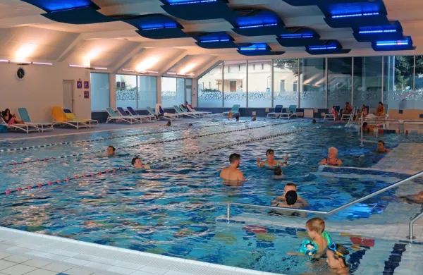 Male terme z vodo iz 1900 metrov globoke termalne vrtine so ob Alpski perli na smučišču osrednji magnet  Hotela Cerkno.