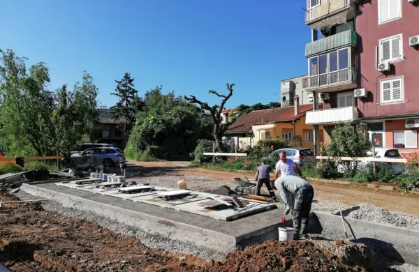 Podzemni del zbiralnice so že vgradili, zdaj  urejajo  plato in dostopno pot, zatem bodo   namestili  
zunanji del zbiralnice in dokončno uredili okolico. Predvideli so tudi video nadzor.     