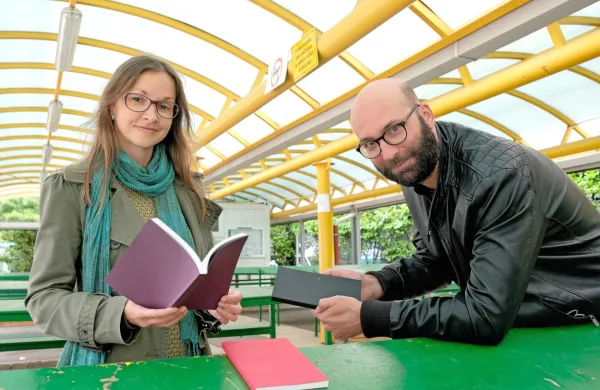 Anja Mugerli in Miha Kosovel z dosedanjimi tremi številkami literarne revije November