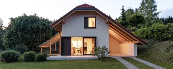 Počitniška hiša v objemu pohorskih gozdov na Koroškem je 
postala stalno bivališče.  