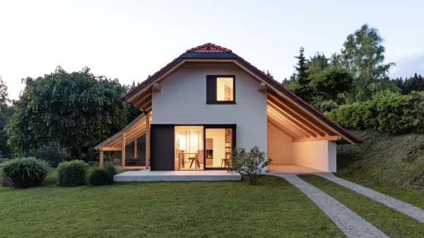 Počitniška hiša v objemu pohorskih gozdov na Koroškem je 
postala stalno bivališče.  