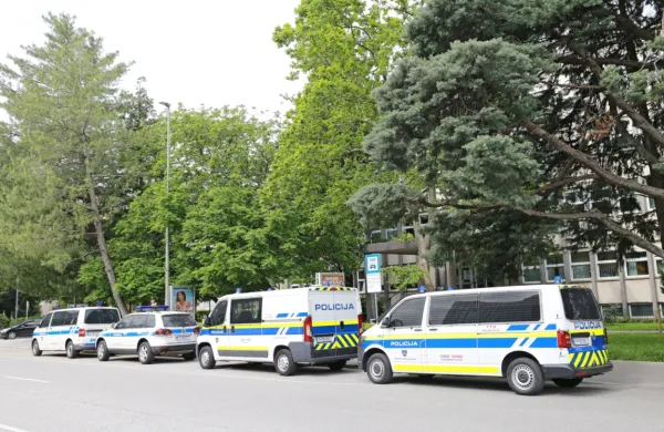 Po celovečernem zaslišanju je sodnik za peterico moških odredil 
pripor.