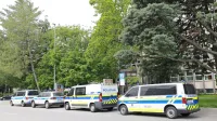 Po celovečernem zaslišanju je sodnik za peterico moških odredil 
pripor.