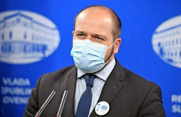 Minister Janez Poklukar je povedal, da so posebno pozornost 
namenili področjem, ki so bila podhranjena že pred epidemijo.