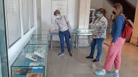 Po razstavi, ki je na ogled še danes, bo vodila Jasna Čebron (levo). 