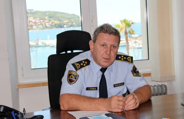 Direktor koprske policijske uprave Igor Ciperle pojasnjuje, da se 
doslej na obtožbe zaprtih oziroma priprtih oseb ni nikoli odzival.  