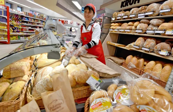  Potrošniki že nekaj mesecev pričakujejo občutne  podražitve  mesa 
ter  izdelkov iz žit in olja. Slika je simbolna. 