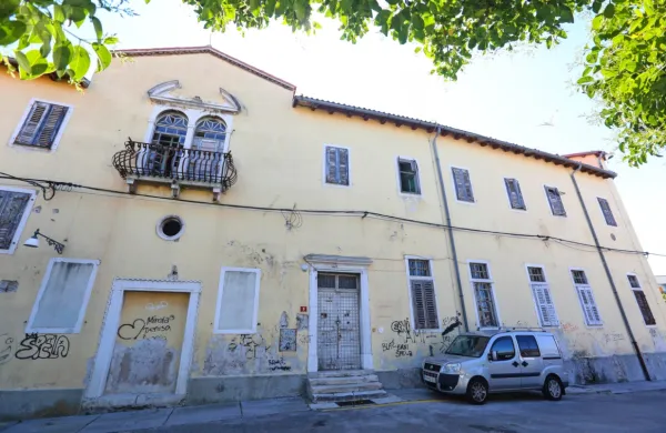 Kmalu bodo začeli obnavljati streho in ostrešje nekdanjega 
servitskega samostana, kjer je do leta 1996 delovala porodnišnica 
za vso Istro.