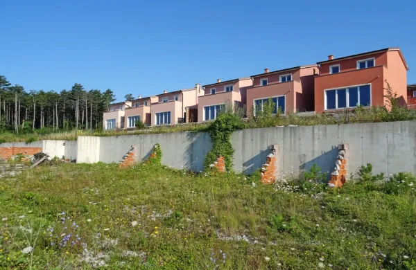 Ko zazidljivo zemljišče pridobi gradbeno dovoljenje, že zdaj plačuje Nusz za pozidano zemljišče, pravijo 
v občinski upravi. Bodo pa odslej prizadeti tisti, ki zazidljivo zemljo “hranijo” za svoje otroke. 