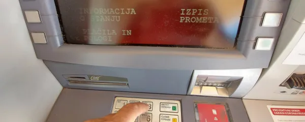 Rolete padajo, ljudje izginjamo