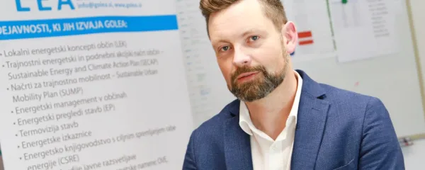 “Električno omrežje bo potrebno dograditi na več nivojih,  tako 
prenosno kot tudi distribucijsko. Prve omejitve se že kažejo prav 
sedaj, ko je interes po fotovoltaiki v gospodinjstvih in širše narasel 
in enostavno ni več mogoče pridobiti soglasja za priklop na vseh 
lokacijah,” pravi Boštjan Mljač.