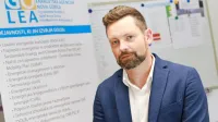 “Električno omrežje bo potrebno dograditi na več nivojih,  tako 
prenosno kot tudi distribucijsko. Prve omejitve se že kažejo prav 
sedaj, ko je interes po fotovoltaiki v gospodinjstvih in širše narasel 
in enostavno ni več mogoče pridobiti soglasja za priklop na vseh 
lokacijah,” pravi Boštjan Mljač.