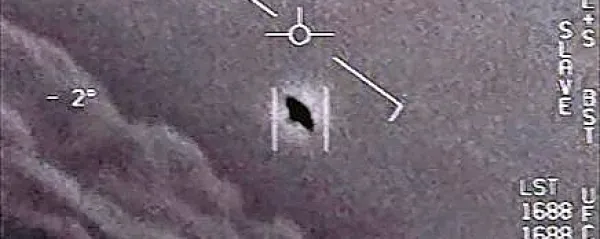 Fotografija  NLP-ja, ki so jo je posnela  bojna letala letalonosilke na 
nuklearni pogon USS Nimitz.