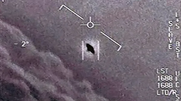 Fotografija  NLP-ja, ki so jo je posnela  bojna letala letalonosilke na 
nuklearni pogon USS Nimitz.