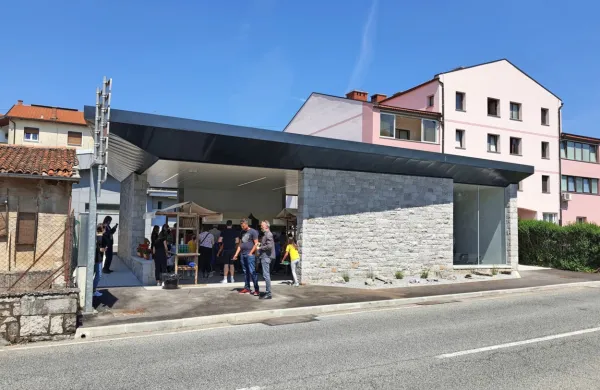 Ko bodo lahko podrli staro balinišče  (levo od nove  večnamenske 
stavbe), bodo tam uredili še parkirišča. In ko bodo obnavljali 
Kraško cesto, bo nastal še širši pločnik, saj je vhod v nov prostor s 
ceste.  