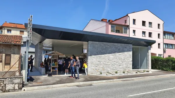 Ko bodo lahko podrli staro balinišče  (levo od nove  večnamenske 
stavbe), bodo tam uredili še parkirišča. In ko bodo obnavljali 
Kraško cesto, bo nastal še širši pločnik, saj je vhod v nov prostor s 
ceste.  