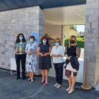 Trak na novi večnamenski stavbi v središču Divače so včeraj 
prerezale (z leve): Katja Fedrigo, Saša Likavec Svetelšek, Alenka 
Štrucl Dovgan, Damijana Gustinčič in Katarina Tomažič.