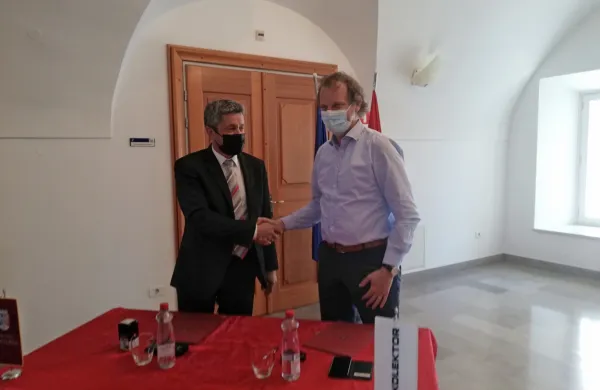 Župan Občine Postojna Igor Marentič je z direkotrjem Kolektorja 
CPG podpisal 2,7 milijona evrov vredno pogodbo za obnovo 
Tržaške ceste. 