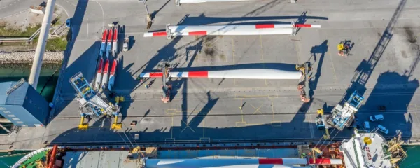 65 metrov dolge in 27 ton težke elise za vetrnice v Luko priplujejo iz Španije in Indije, po kopnem pa nadaljuejo pot proti Avstriji.