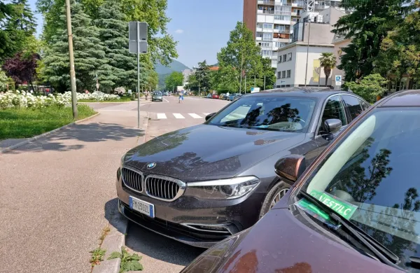 Kršitelje na avtomobilu po novem lahko pričaka tudi obvestilo Mestnih storitev. Kazni 40 evrov se 
lahko izognejo, če plačajo 7,2 evra, kolikor znaša celodnevna parkirnina.