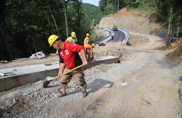 Gradnja  drugega tira prinaša na Primorsko veliko najrazličnejših 
služb - od voznikov težke gradbene mehanizacije in tovornjakov 
do minerjev, varilcev ...