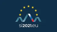 Logotip, ki  simbolizira povezanost Slovenije in EU, je delo 
primorskega avtorja Danijela Kovačiča Grmka. 