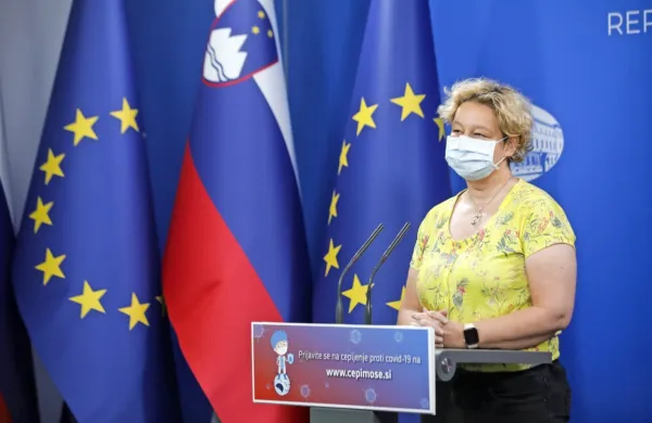 Vodja svetovalne skupine Mateja Logar