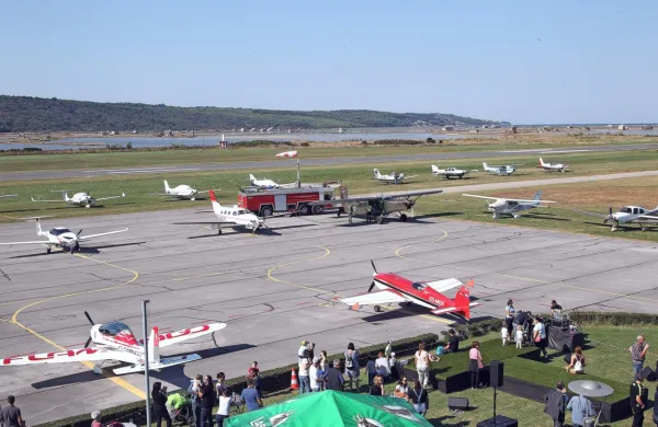 Družba Aerodrom Portorož, v kateri ima delež tudi piranska 
občina, išče načine, kako podaljšati letališko stezo. 