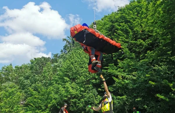 Poškodovani planinki sta najprej pomagala gorska reševalca na kolesih, nazadnje pa so jo dvignili v 
helikoper in odpeljali v ljubljanski klinični center. 