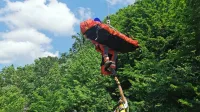 Poškodovani planinki sta najprej pomagala gorska reševalca na kolesih, nazadnje pa so jo dvignili v 
helikoper in odpeljali v ljubljanski klinični center. 